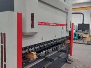 Pressa piegatrice idraulica XL 3020×100 Ton CNC Esa 875 Nr.4 Assi controllati: Y1-Y2-X-R